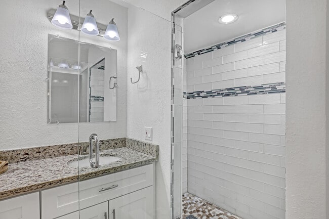 Building Photo - 712 Springdale Cir