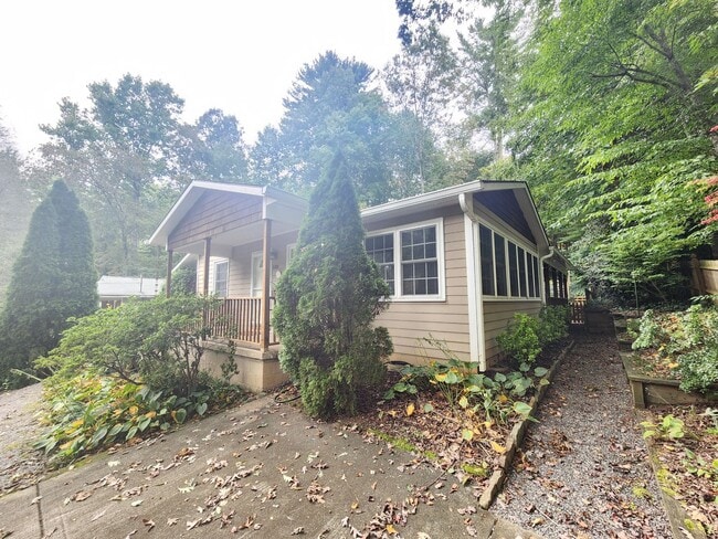 Building Photo - ***FIRST MONTH RENT FREE*** Black Mountain Rentals- Close to Lake Tomahawk and Black Mountain Gol...