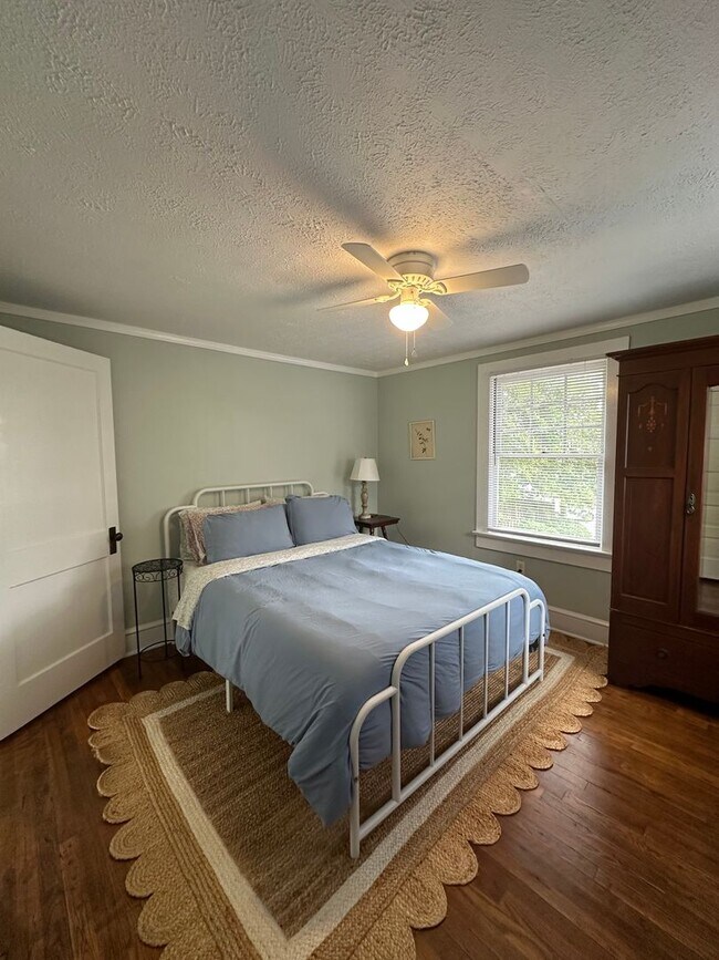 Building Photo - One Bedroom Garage Apartment in 5 Points!!