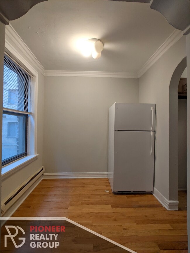 Building Photo - 425 W Roscoe St