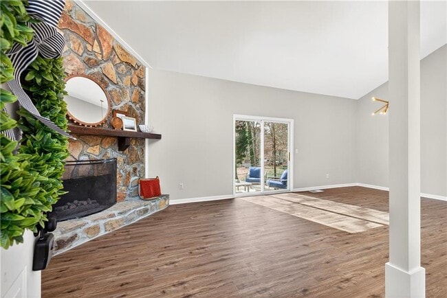 Building Photo - 4933 Dana Dr NE