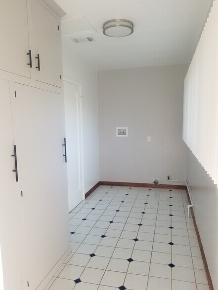 Laundry Area - 5165 Carlingford Ave