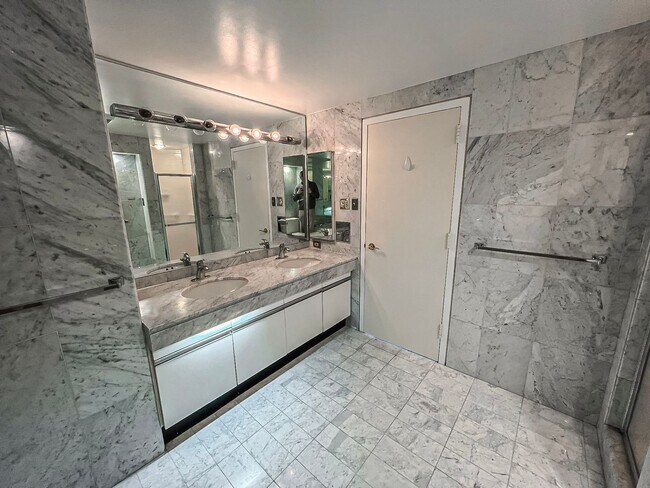 Building Photo - Fantastic 3 Bedroom 3 Bathroom Condo With ...