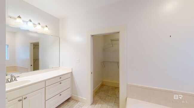 Building Photo - 6052 Magnolia Pl E