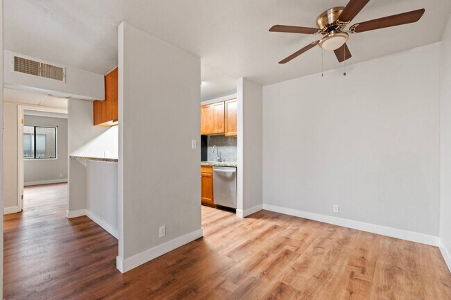 Building Photo - Updated Condo near Virginia Lake