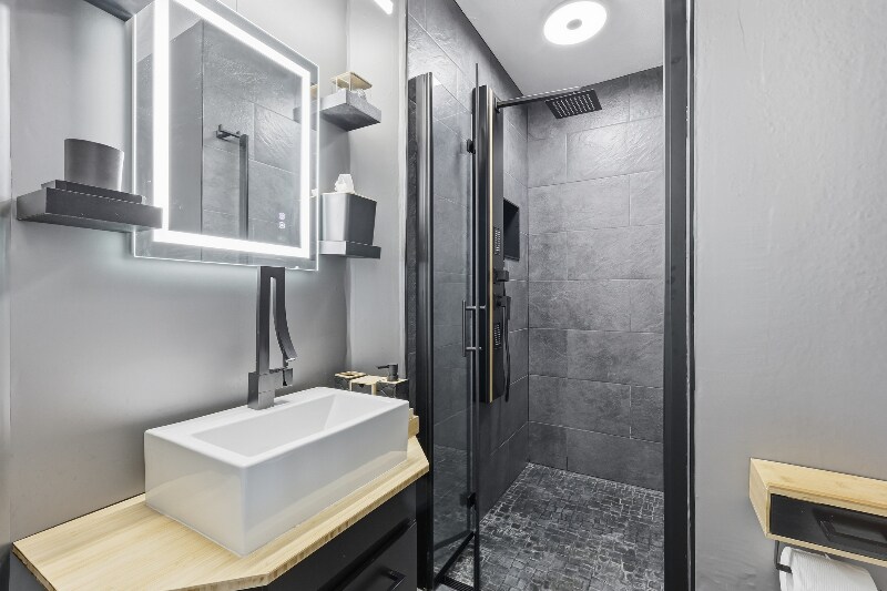 Building Photo - 4101 Watersedge Dr