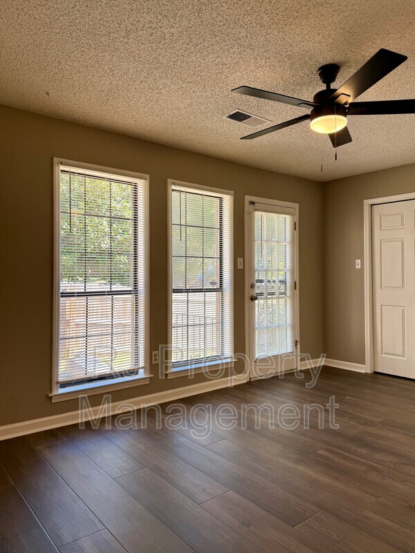 Building Photo - 5996 Parktree Cove