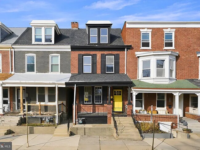 Building Photo - 826 N Plum St