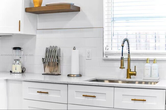 Building Photo - 9134 Reed Dr