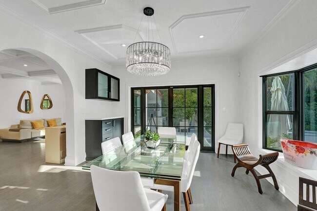 Building Photo - 614 Poinciana Dr