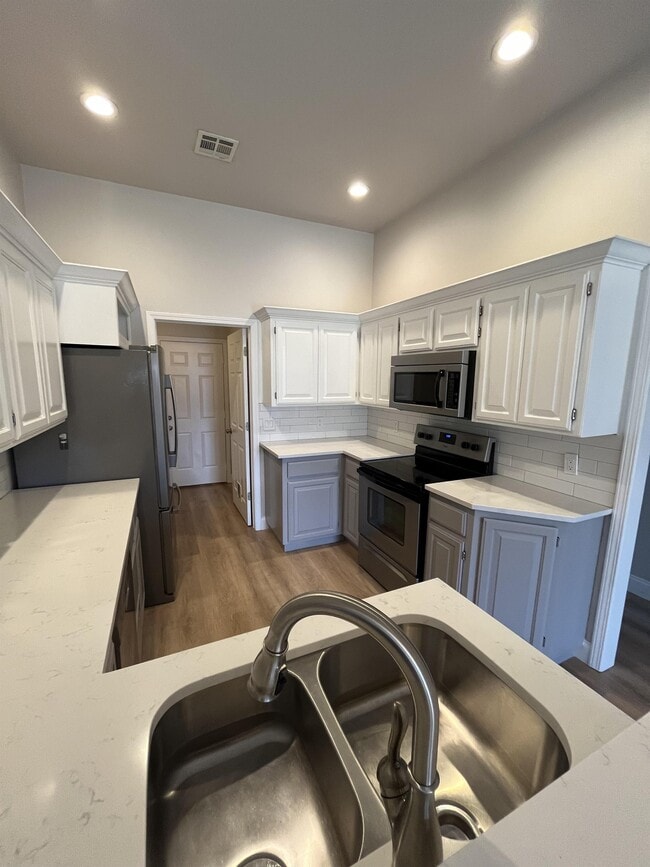 Building Photo - 401 Whitehouse Ln