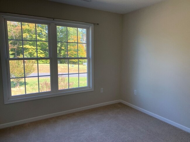 Building Photo - 4 Bedroom House in Madison Heights