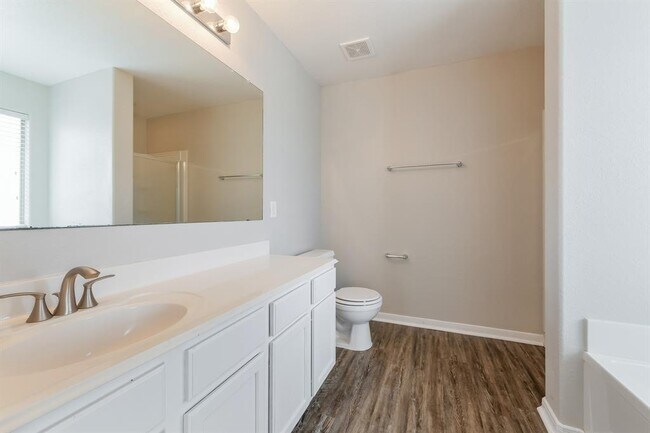 Building Photo - 2811 Roaring Oaks Ln