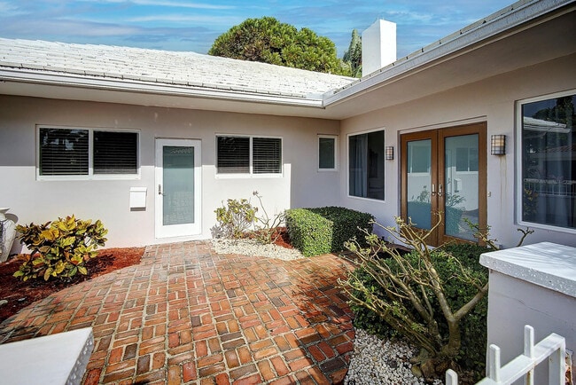 Building Photo - 2325 Barcelona Dr