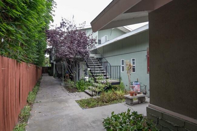 Building Photo - 329 Orizaba Ave