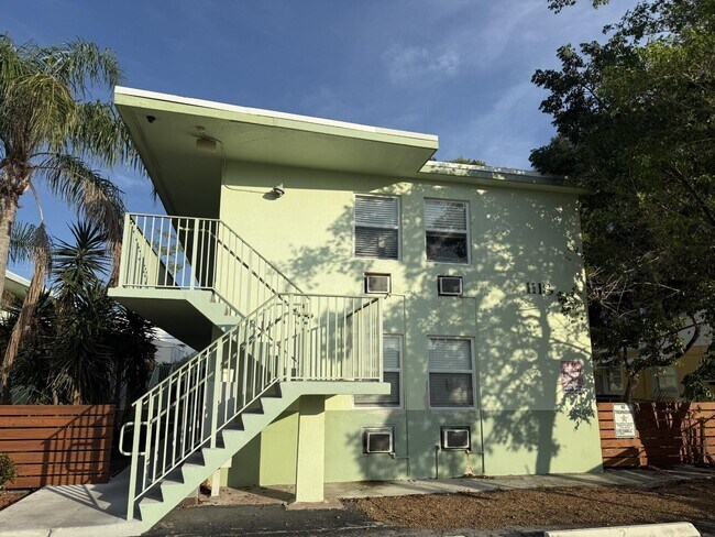 Building Photo - 1118 N H St