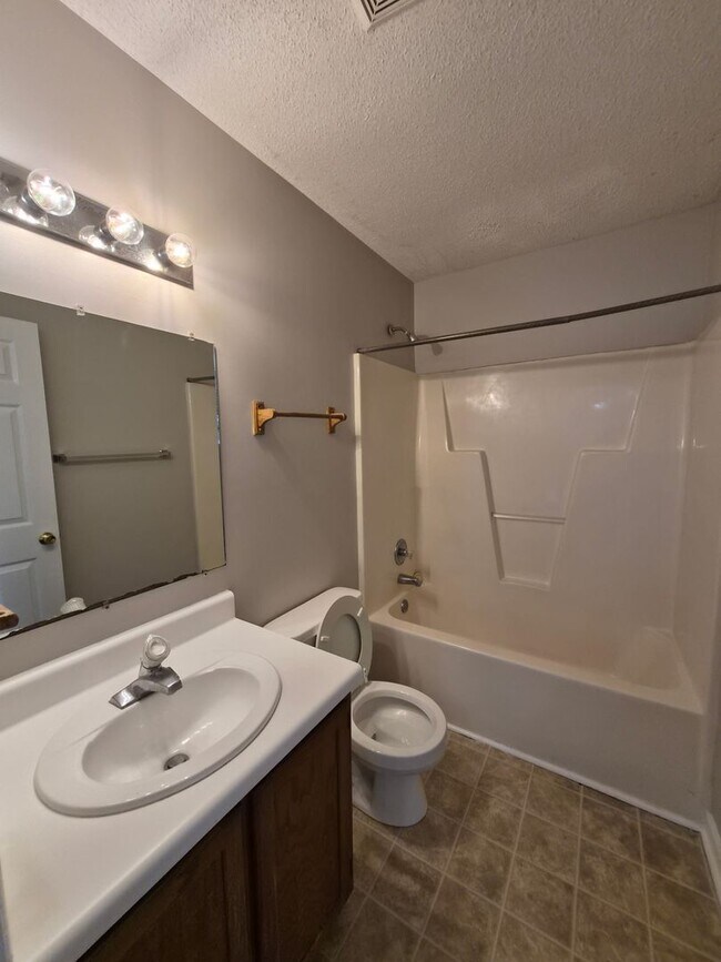 Building Photo - 3 bedroom 2 bath home in Foxtrace subdivision