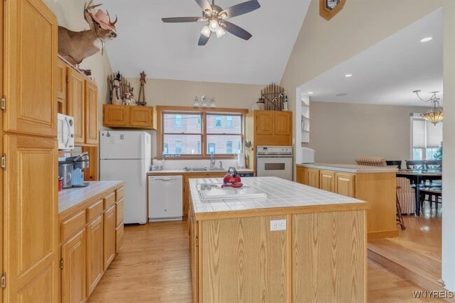 Building Photo - 29 Monroe St