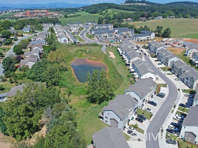 Building Photo - Beautiful End-Unit Townhouse with Pond Vie...