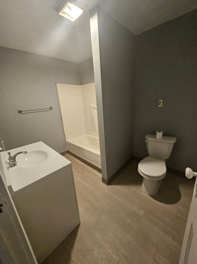 Building Photo - Single family home lower east side