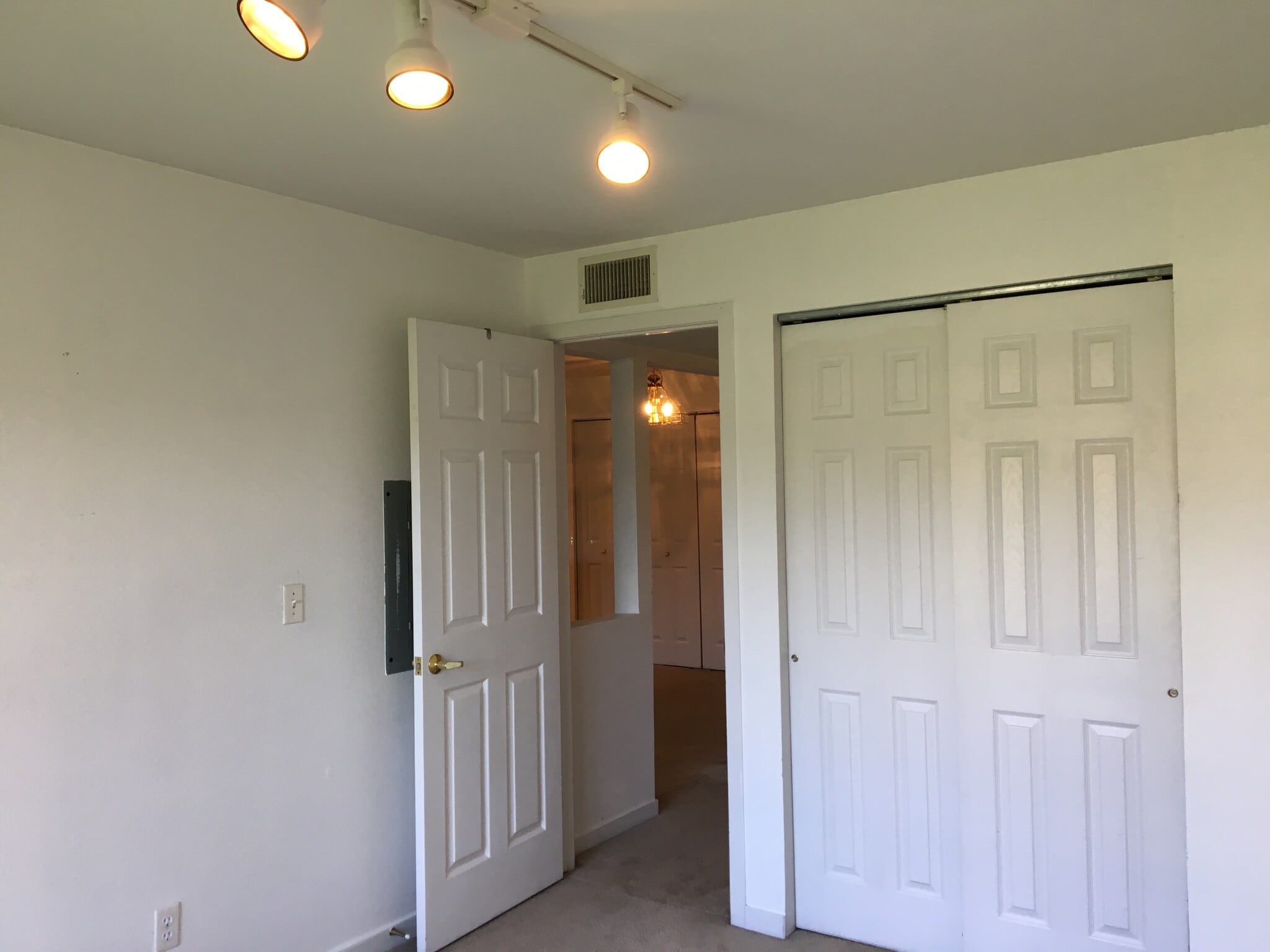 Building Photo - 33 S Boulder Cir