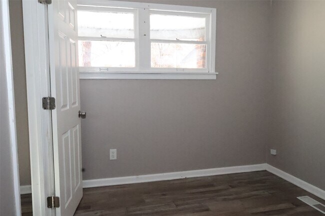 Building Photo - 5460 Hamilton Ave