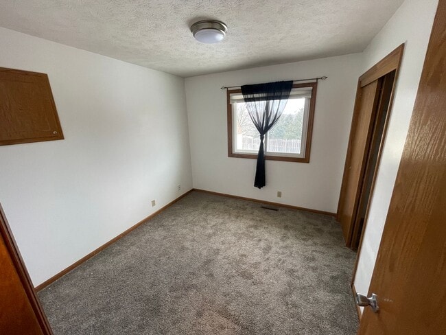 Building Photo - Updated Kitchen!