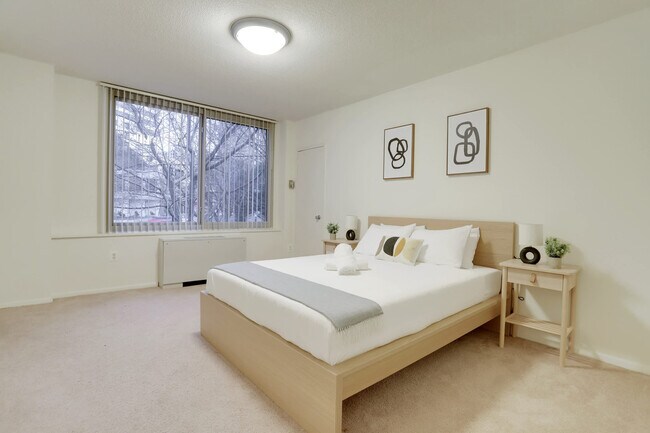 Building Photo - 1600 S Eads St