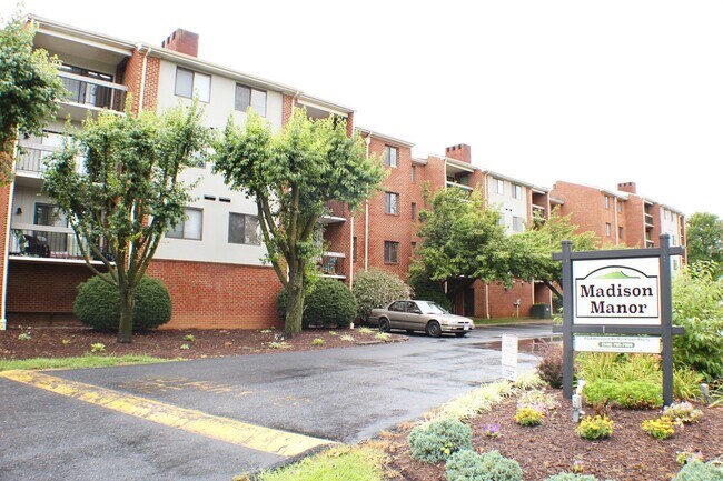 Building Photo - Madison Manor Condo for Rent with 3 Bedrooms and 2 Baths.  Great Location!