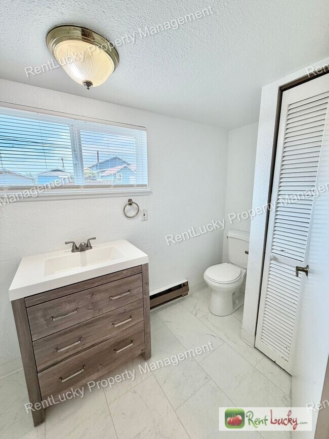 Building Photo - Amazing 3 Bedroom Home in Beacon Hill with Extra Parking and Great Layout!
