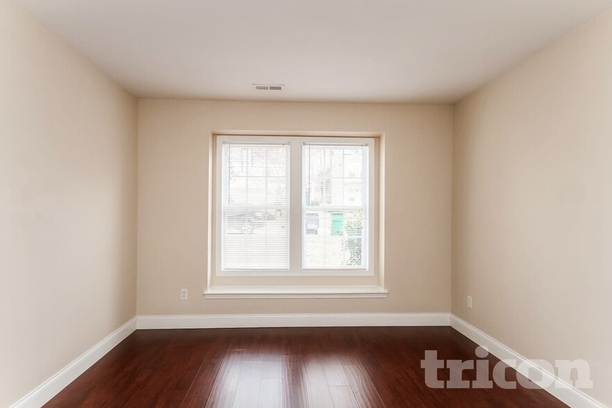 Building Photo - 10417 Hugue Way