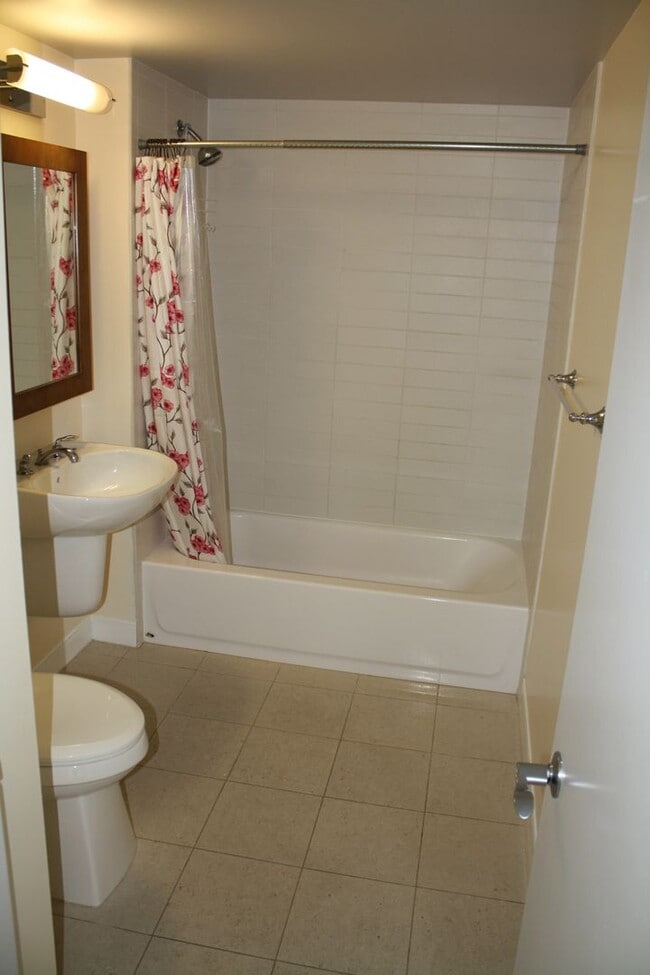 Building Photo - Luxurious Condo with Mountain Views