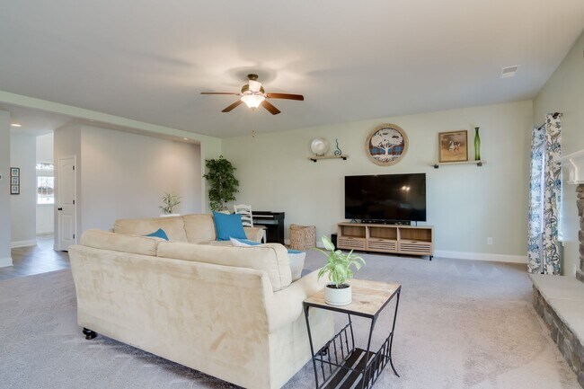 Building Photo - Available NOW MUST  see in McCoy's Creek