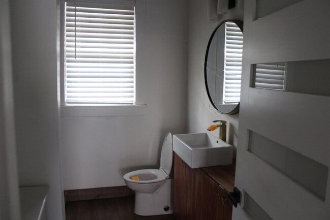 Building Photo - 1621 Kendale Ave