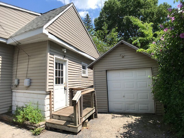 Building Photo - 113 W Dewey St