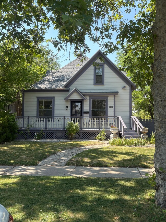 Building Photo - 1303 Main St