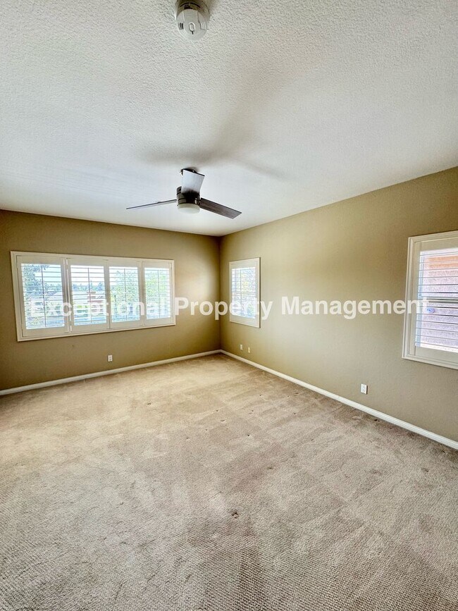 Building Photo - Ready to move in 4 bedroom 3 bath home with a loft and 3 car garage!