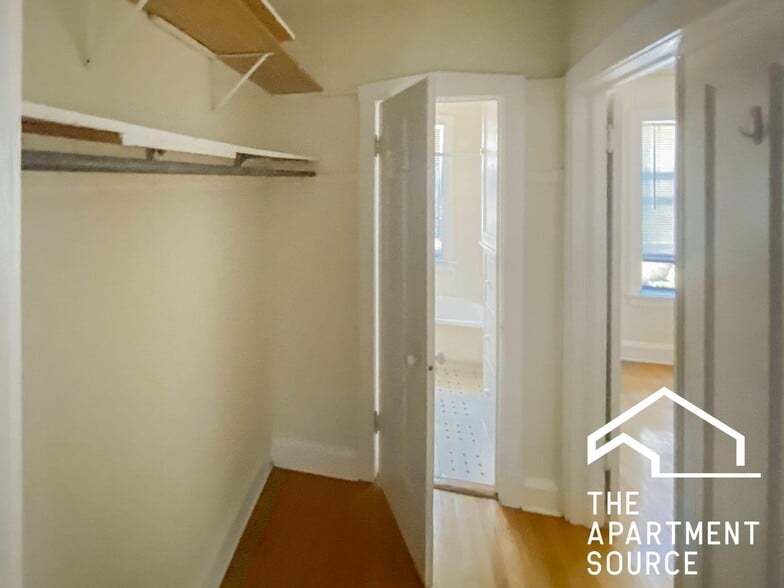 Building Photo - 1944 W Wilson Ave