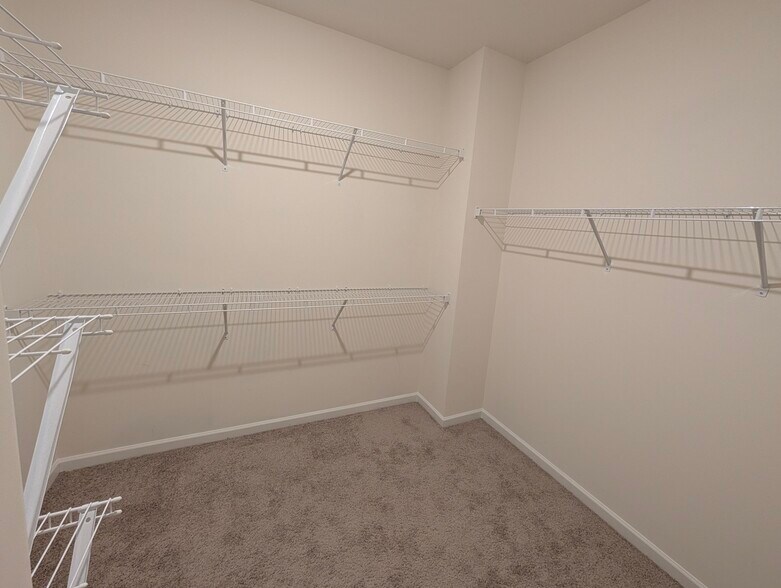 Walk-in closet - 5835 Waterfall Pl