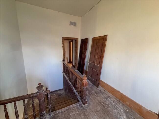 Building Photo - 107 E Stone St