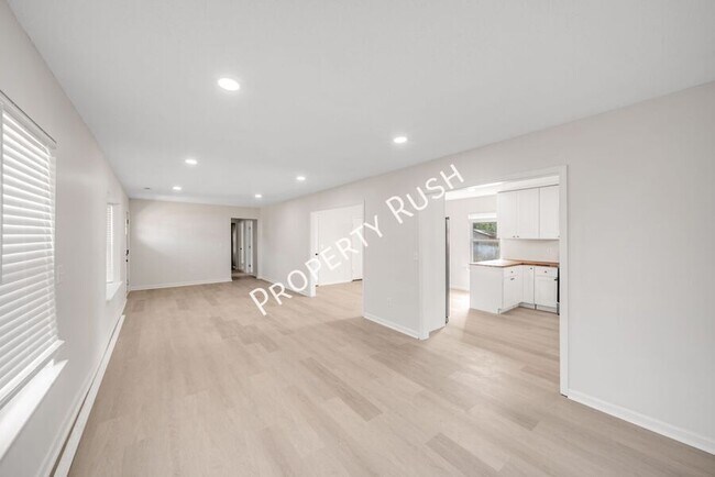 Building Photo - 1104 Queens Dr