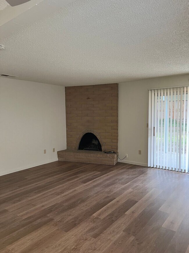 Building Photo - Darling 3 Bedroom House!!