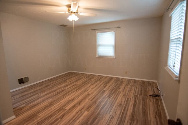 Building Photo - 4 Bedroom 2 Bath