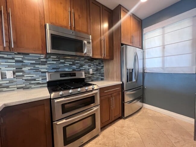 Building Photo - Beautiful two bedroom, two bath Condo In Long Beach