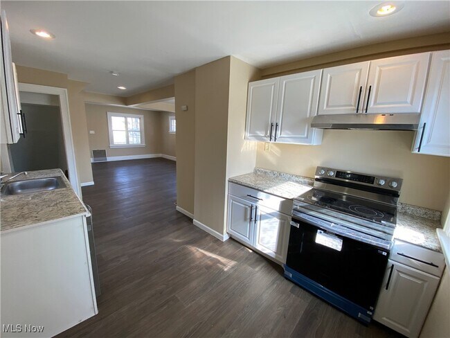 Building Photo - 5161 Greenhurst Dr