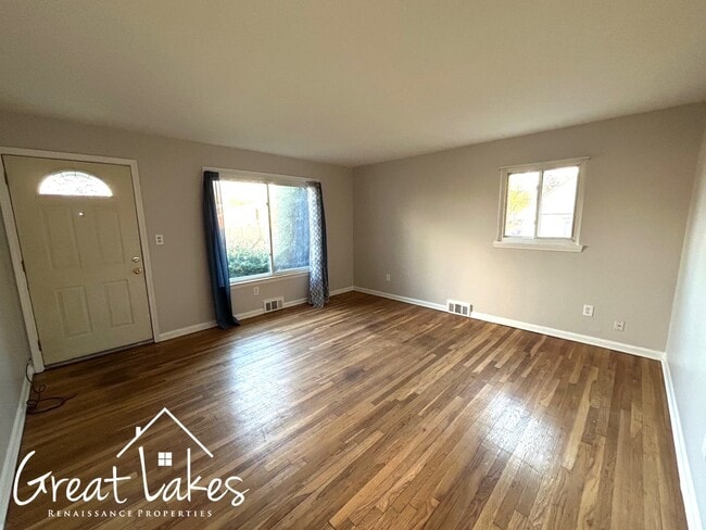 Building Photo - Cozy 3 Bedroom 1 Bathroom now available fo...