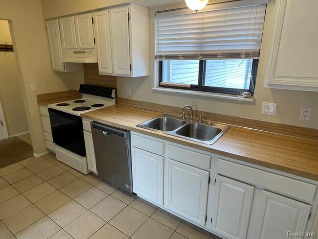 Building Photo - 8487 Pepper Ridge Dr