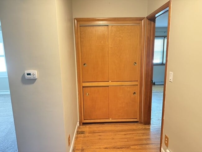 Building Photo - Beautiful 2 BR house in Bloomington. 1.5 bathroom