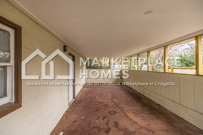 Building Photo - 955 Putnam St