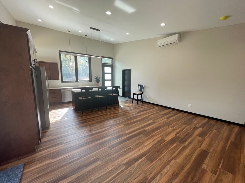 Open concept - 150860 Nightingale Ln